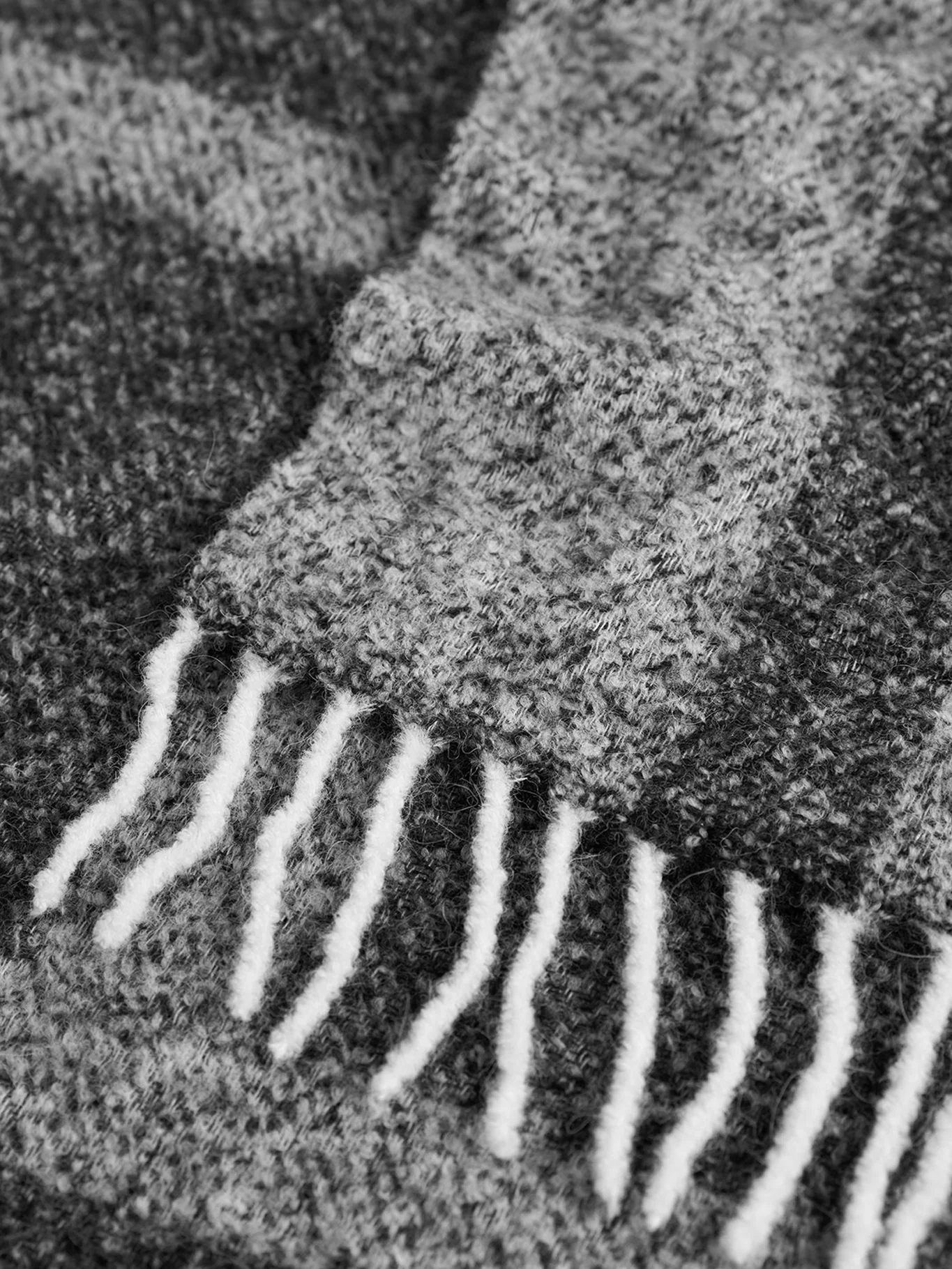 JACQUARD SCARF WITH MONOGRAM - Image 5